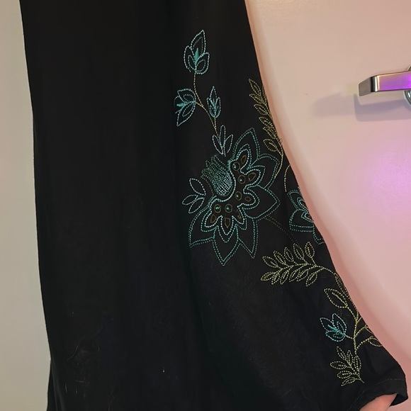 REITMANS | Linen Black Floral Embroidered Dress with Smocking - Picture 6 of 16